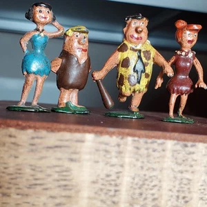 RAR Vintage The Flintstones Miniatur Bleifiguren 4er Set handbemalt 60er Spielzeug - Bild 1 von 5