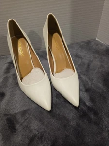 Shoe Dazzle White Pointed Toe Pump With Clear Heel  S 9 New  - Picture 1 of 8