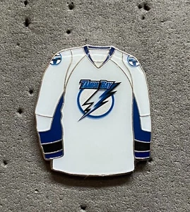 Tampa Bay Lightning White Jersey NHL Hockey Pin - Imagen 1 de 1