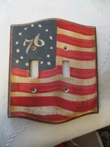 PLACA DE INTERRUPTOR DE PARED DE MADERA PINTADA A MANO ~ DISEÑO DE BANDERA REVOLUCIONARIO 1776/1976 ~ BETSY ROSS - Imagen 1 de 4