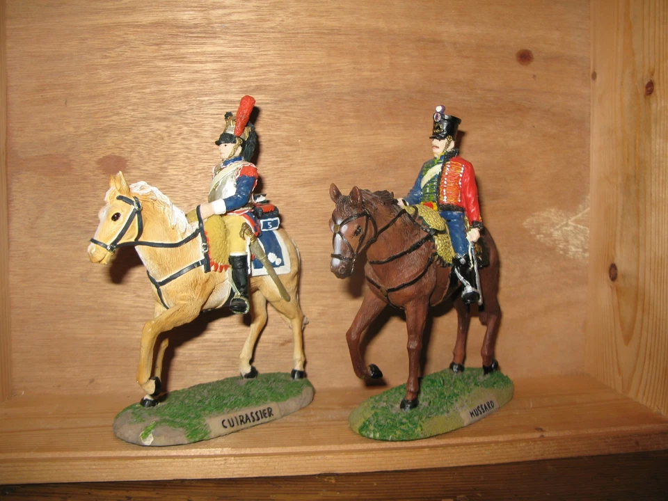2 grands soldats en résine cavaliers Napoléon figurine hussard cuirassier - Photo 1/3