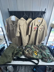Lote de uniformes del ejército y la guardia de colores de Estados Unidos - bolso, sombrero, cinturones, camisas y pantalones - Imagen 1 de 24
