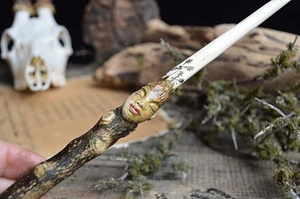 Varita de madera de acebo hada mágica tallada a mano escultura de arcilla Wicca pagana - Imagen 1 de 9