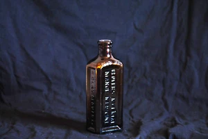 Botella de medicina vintage tréboles sarna imperial en relieve - Imagen 1 de 3