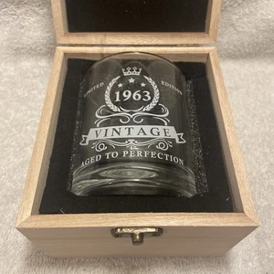 Vaso de whisky 1963 edición limitada "Aged to Perfection" en caja de madera - Imagen 1 de 3