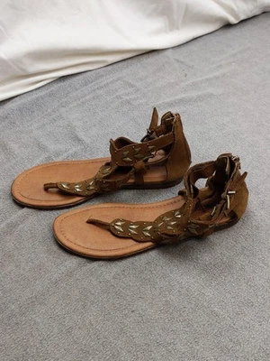 Sandalias Minnetonka Mujer Talla 7.5 Marrón Gamuza Gladiador Tachonado Trasero Cremallera Tanga Foto 1 de 4