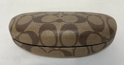 Óculos de sol Coach Clamshell estojo rígido óculos mola encaixe fechamento assinatura C marrom - Imagem 1 de 4