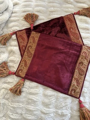 Almohada decorativa de terciopelo Laura Ashley roja borgoña nueva sin etiquetas Foto 1 de 4