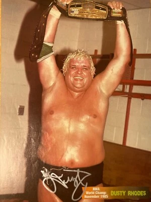 ПОДПИСАННОЕ вручную фото Дасти Родс ~8x11 (страница журнала) - чемпион мира NWA 85'!! - Изображение 1 из 4
