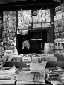 Stell-Es-Auf! Nach Vivian Maier 25x35cm NYC März 1954 Schlafender Kioskbesitzer - Bild 1 von 1