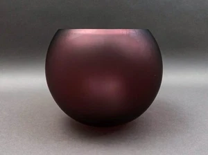 Centro de mesa de vidrio satinado amatista firmado cristal Movado 8" - Imagen 1 de 10