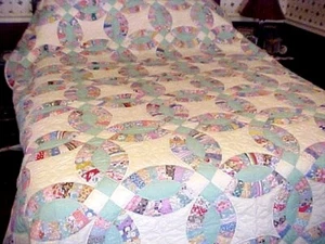 1930s Colorful Scrappy DOUBLE WEDDING RING Quilt 87530 - Picture 1 of 9