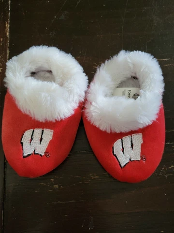 Wisconsin Badgers Baby Slippers - 3-6 months Cover