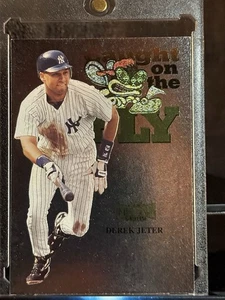 1999 SKYBOX METAL UNIVERSE #238 CATCH ON THE FLY FOIL DEREK JETER (SP) - Bild 1 von 2