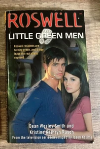 PB- ROSEWELL Little Green Men by Dean Smith TV Series VINTAGE 2002 First Edition - Imagen 1 de 3