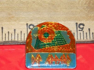 DE COLECCIÓN DEF LEPPARD PIROMANIA SOMBRERO/SOLAPA/CHAQUETA PIN, NUEVO STOCK ANTIGUO - Imagen 1 de 1