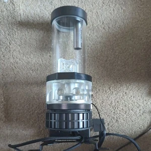 EK-Quantum Kinetic TBE 200 D5 PWM D-RGB - Plexi pump res with mounting bracket - Afbeelding 1 van 1