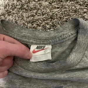 VTG Faded Men’s 90s Nike Navy Center Graphic Grey Tee Center Swoosh Back - Picture 1 of 8