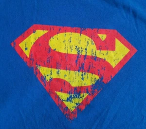 Camiseta Superman Distressed Logo Grande DC Comics Liga de la Justicia Usada en Excelente Condición INV658  - Imagen 1 de 4