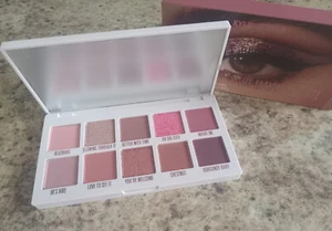 Kylie Jenner , The Mauve Palette - Picture 1 of 2