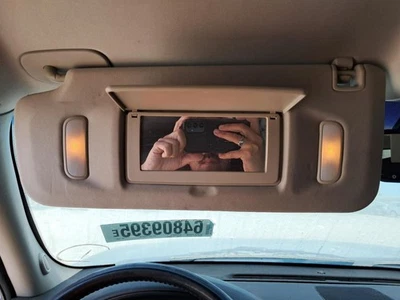 Левый солнцезащитный козырек 2009 GMC Yukon XL с подсветкой от оригинального производителя б/у 268-02036L - Изображение 1 из 4