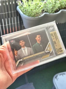 Beckett 9,5 Topps Now Draft DRW Risacher / Wembanyama 2195 gemma come nuovo NBA 1a scelta - Foto 1 di 2