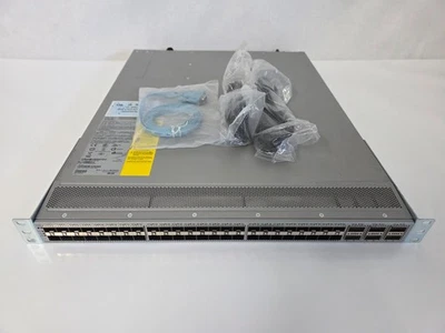 Cisco Nexus N9K-C93180YC-EX 48 puertos 25G SFP 6 puertos 100G QSFP28 puerto admisión lateral Foto 1 de 4