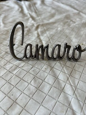 Chevrolet Camaro 1970-1974 #3974594 guardabarros emblema maletero Chevy OEM Foto 1 de 4