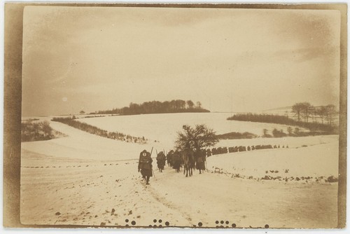 Verdun 1917. Soldati Che Marciavano In Un Paesaggio Innevato. WW1 ...