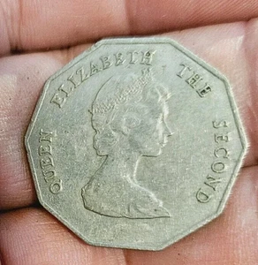 East Carribean States One Dollar 1989 Queen Elizabeth the Second COIN - Picture 1 of 2