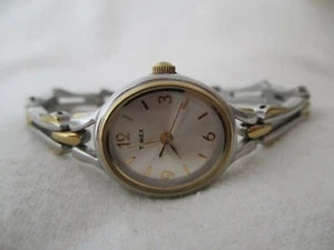 Elegante reloj Timex banda en tonos dorados y plateados cara ovalada - Imagen 1 de 10
