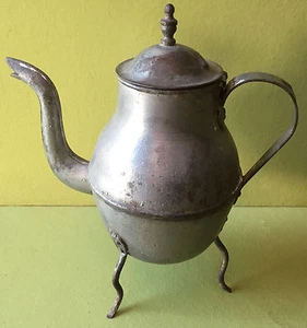 KAFFEEKANNE GIESSKANNE AUF 3 FÜSSEN WEISS VERZINNTES EISEN, COQUEMARD - Bild 1 von 6