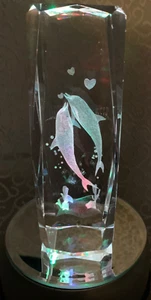 3-D Laser Etched Dolphin Pair in 6" Crystal Glass Cube with Lighted Base - Bild 1 von 8