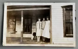 Vintage Foto junge Frauen posieren auf Veranda mit Hunden Hoffnung Kansas KS - Bild 1 von 3