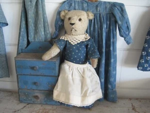 Ancien tablier blanc enfant ours en peluche bleu blanc calico robe blanc superbe visage - Photo 1 sur 13