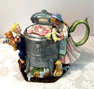 Tetera de día de lavado antigua lavadora, niño y gatito. 8,5" de alto - Imagen 1 de 10