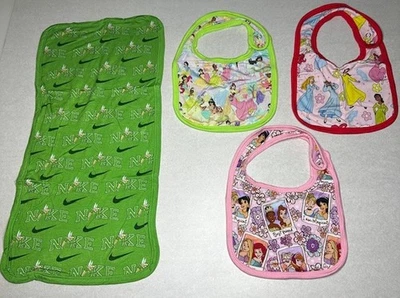 Nuevo en caja Paño de eructo de bambú y paquete de tres baberos - Princesas Foto 1 de 4