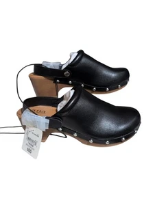 Zapatos zuecos A.N.A para mujer EE. UU. 7 M de cuero negro con tachuelas - Imagen 1 de 6