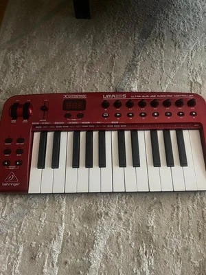 Beringer U-control UMA 25S  Midi Keyboard with all acessories - Image 1 of 4