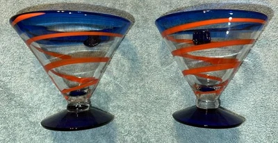 Par de Kosta Boda Martini Arte Vidrio Soplado Azul Cobalto con Remolino Espiral Naranja Foto 1 de 4