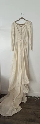 Vestido de novia vintage de satén a la luz de las velas de los años 40 Henry Bendel único en su clase Foto 1 de 4