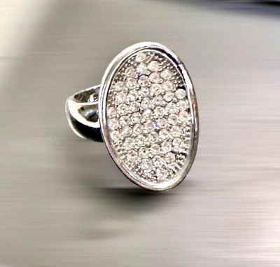 Anillo Ovalado Lia Sophia "Socialite" Tono Plata con Cristales Cortados Centro Talla 8 Foto 1 de 4