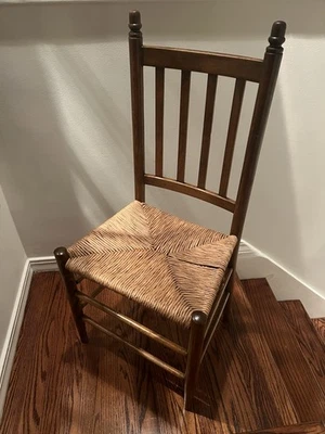 Silla de granja de madera antigua con asiento de paja tejida Foto 1 de 4