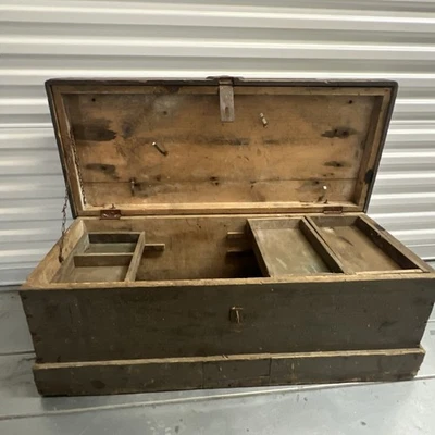 "Cofre de herramientas antiguo primitivo de carpintero/caja de pino con bandejas extraíbles 38""x17""" Foto 1 de 4