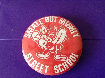 LOTE de 172 BOTONES/ALFILERES de colección SMALL PERO PODEROSA STREET SCHOOL rojo 2/14 redondo Foto 1 de 4