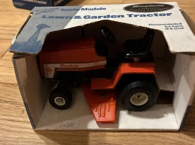 Cortacésped a escala Simplicity SunStar 20 HP 1ª edición 1/16 coleccionable Foto 1 de 4