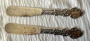 Coppia di coltelli da burro lama incisa 1890 Gorham argento sterling Maria Antonietta - Foto 1 di 7