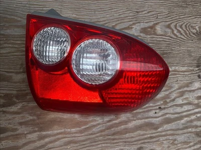Luz trasera derecha pasajero Mazda Protege 5 Protege5 2002-2003 hatchback Foto 1 de 4