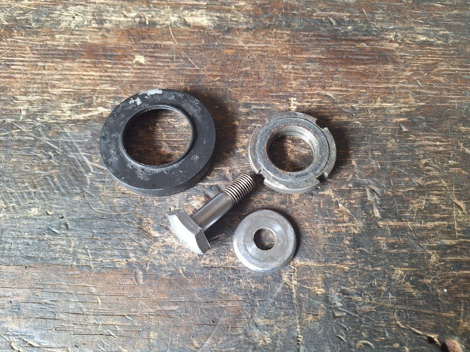 Suzuki GS 500 - Tornillo de fijación de yugo de horquilla superior + Tuerca y cubierta Foto 1 de 1