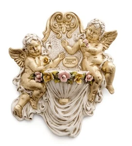 WANDHEILIGES WASSER MIT ENGELN PUTTEN UND BLUMEN AUS KERAMIK BLATTGOLD UND ELFENBEIN  - Bild 1 von 1